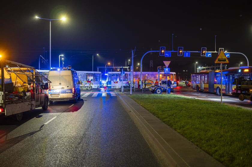 Tramwaj nr 10 wjechał w bok autobusu nr 107. Cztery osoby są lekko ranne